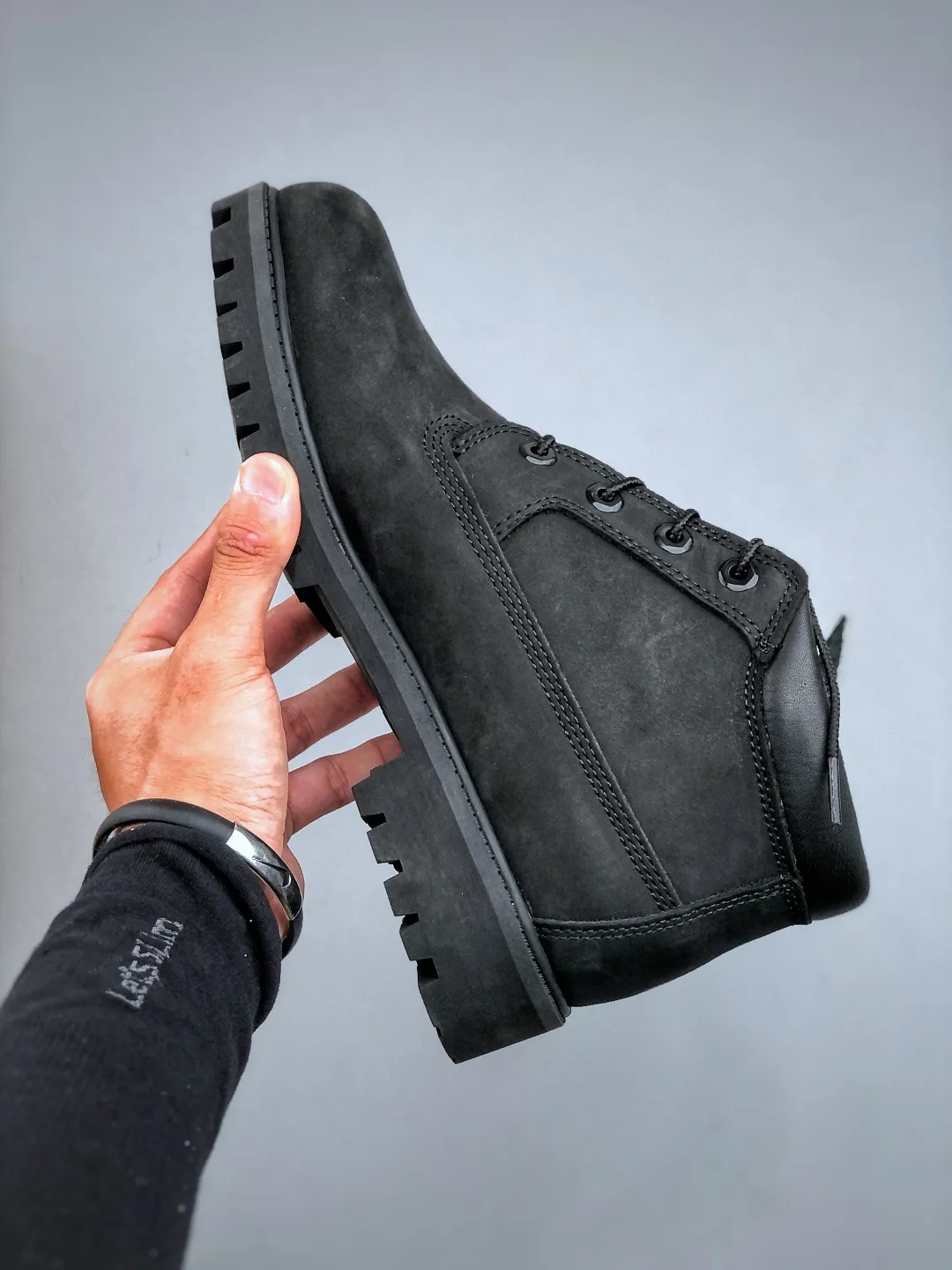 Local pick-up 💰600 available in stores [New product real shots] Dongguan original Y version #Men's and women's shoes true standard half size Dongguan OEM quality #Upgraded original 2025 version packaging box and accessories #Original last paper version data development version #Original Baoyuan injection machine #Three-line computer sewing lines are in line #Using the same source of imported first-layer frosted leather It has the function of resisting water splashing (all interiors are made of real leather materials!!) #Original consistent full nubuck leather collar #Anti-fatigue shock-absorbing honeycomb PU insole #Lightweight anti-slip rubber foam combination bottom ❗ The world's leading outdoor brand·Timberland/Timberland Fatigue Chukka Nubuck Boots classic outdoor short-cut all-match workwear Martin boots "Wheat Yellow Black" Size: Female 35.5 36 37 38 39 Male 39.5 40 41 42 43 44 (Leather shoe size: one size larger than sports shoes!) Original hardware molded shoelace buckle Newly upgraded top-notch craftsmanship Original OEM in Zhongshan Original imported waterproof leather Injection outsole Horizontal folding, dynamic water-repellent, original and consistent full nubuck leather collar, all-cow lining, brand new original packaging shoe box, exclusive supply in the market